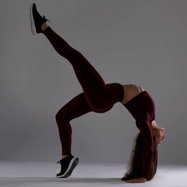 kobieta z idealnym ciałem robi ćwiczenia rozciągające, sportowy młoda kobieta robi rozciąganie longe ćwiczenia odizolowane - Zdjęcie, obraz