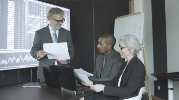 Reunión de asesores financieros con clientes en la sala de juntas - Metraje, vídeo