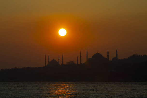 Silhouetten der Istanbuler Moschee und Sonnenuntergang. - Foto, Bild