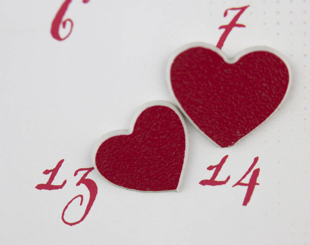 Pagina di calendario con i cuori rossi il 14 febbraio di Giorno di San Valentino. - Foto, immagini