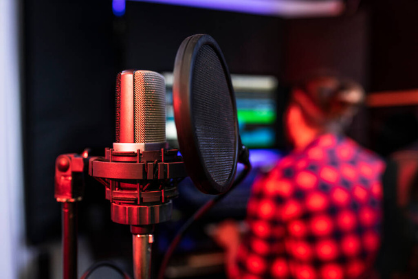 Крупним планом мікрофон для трансляції в радіостудії. Фотографія про запис або спів наживо
 - Фото, зображення
