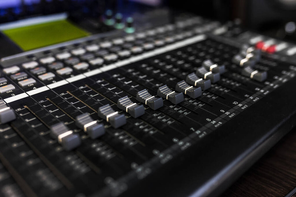 Primer mezclador en el estudio de grabación para DJ, compositor de canciones o productor musical. Foto de instrumentos musicales - Foto, imagen
