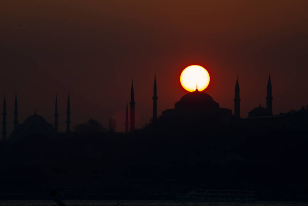 Siluetas y puesta de sol de la mezquita de Estambul. - Foto, imagen