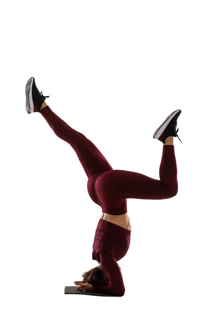 Retrato de larga duración de una hermosa joven haciendo ejercicio de estiramiento aislado, mujer haciendo ejercicio físico, aislado - Foto, imagen