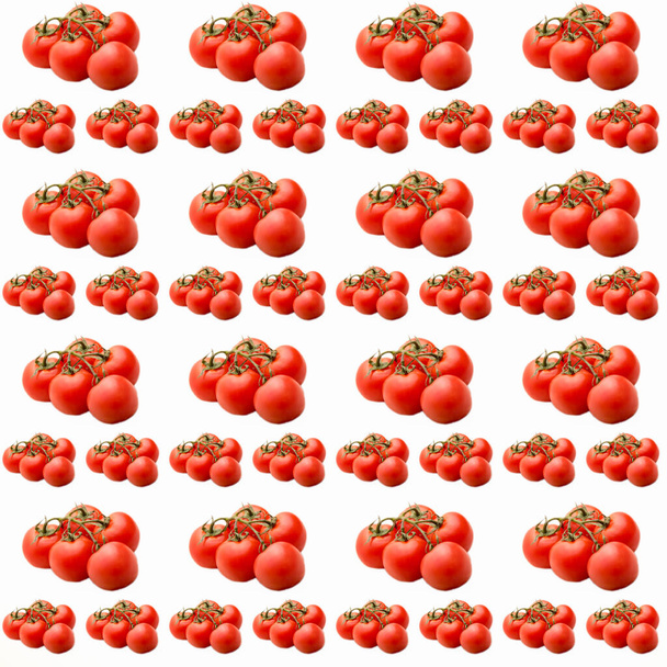 Tomaten op een tak op een witte achtergrond, naadloos patroon, platte lay-out, sjabloon, reclame, banner, bovenaanzicht - Foto, afbeelding