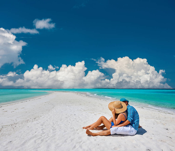 Пара блакитних на тропічному пляжі Мальдівів. - Фото, зображення
