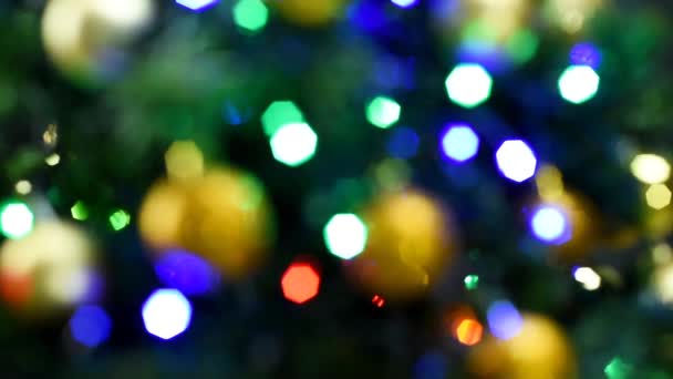 Feliz Navidad y Feliz Año Nuevo. Fondo borroso de luces brillantes y bolas de árbol de Navidad. Vídeo de fondo saludos. - Metraje, vídeo