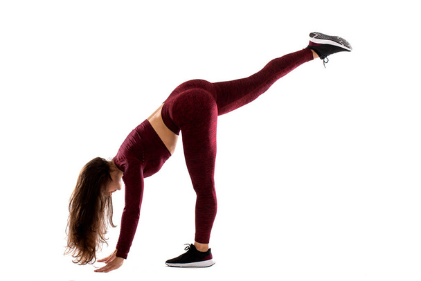 Mükemmel vücutlu bir kadın esneme egzersizi yapıyor. Sportif bir genç kadın, esneme egzersizi yapıyor. - Fotoğraf, Görsel