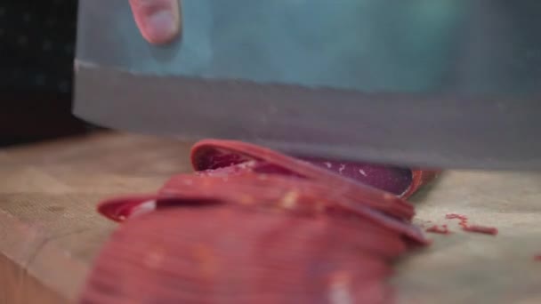 Kuchaři krájející tureckou slaninu. - Záběry, video