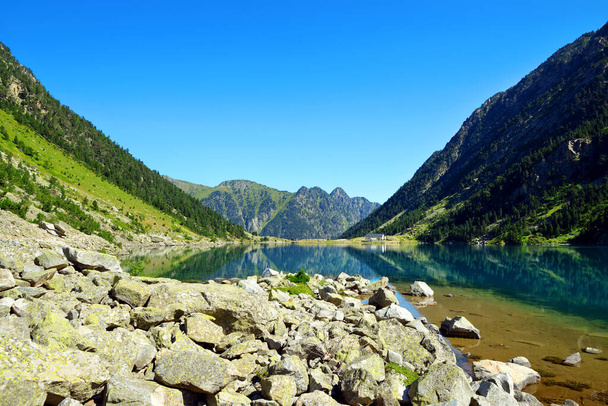 Lago Gaube cerca del pueblo Cauterets en el departamento de Hautes-Pyrenees, Francia, Europa. Hermoso paisaje de montaña en el día de verano. - Foto, Imagen
