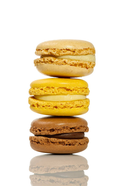 Macaron. Macarrones coloridos franceses tradicionales de cerca, macro aislados en blanco - Foto, Imagen