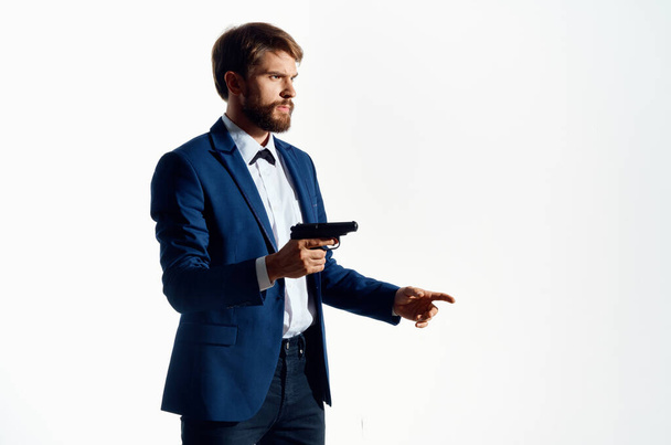 férfi öltöny holding pisztoly gengszter életmód bűnözés elszigetelt háttér - Fotó, kép