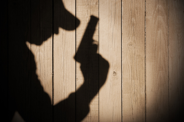 Gangster o investigatore o silhouette spia su wal di legno naturale
 - Foto, immagini