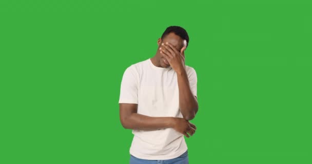Hombre llorando sobre fondo verde - Metraje, vídeo