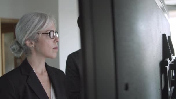 Férfi tanácsadó, aki pénzügyi ábrákat magyaráz a női ügyfélnek - Felvétel, videó