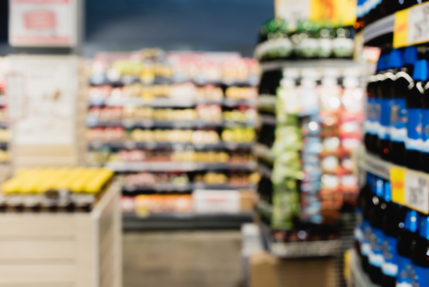 Размытый фон продуктов питания на полках в супермаркете  - Фото, изображение