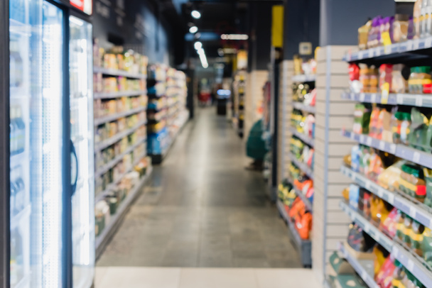 Fond flou avec des réfrigérateurs et de la nourriture dans les supermarchés  - Photo, image
