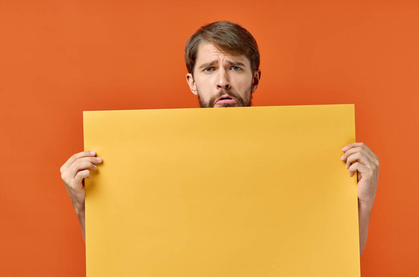 affiche affiche maquette homme en arrière-plan orange fond Copier l'espace - Photo, image