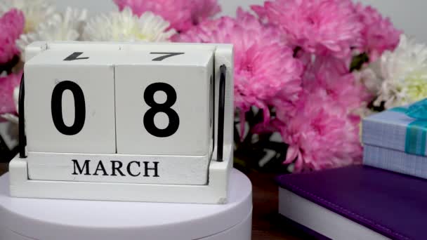 Настольный календарь с датой 8 марта и букет красивых цветов. Нежные хризантемы к Международному женскому дню - Кадры, видео