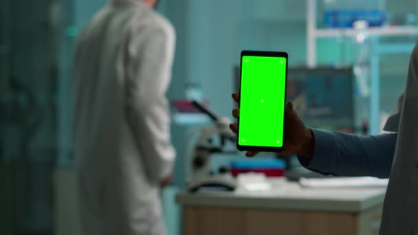 Primo piano dei farmacisti telefono con schermo verde - Filmati, video