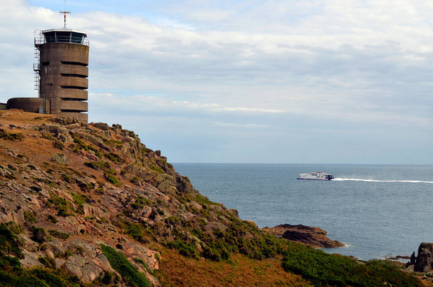 Gran Bretaña, Isla de Jersey, torre de vigilancia alemana de la Segunda Guerra Mundial - ahora utilizada como torre de transmisión y ferry rápido en el Canal de la Mancha - Foto, imagen
