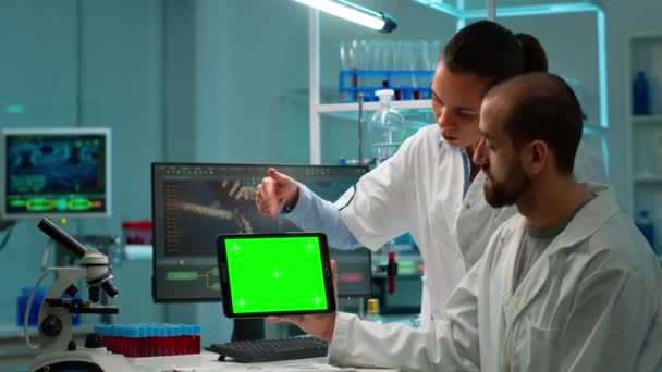 Professionelle Chemiker arbeiten an Tablet mit Chroma-Keyscreen - Filmmaterial, Video