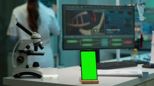 Wyświetlacz telefonu z makietą na szablonie umieszczonym na biurku w laboratorium naukowym - Materiał filmowy, wideo