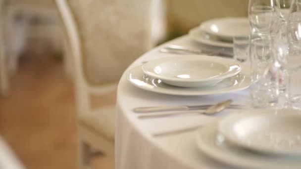 διακοσμημένο τραπέζι για γαμήλιο δείπνο - Πλάνα, βίντεο
