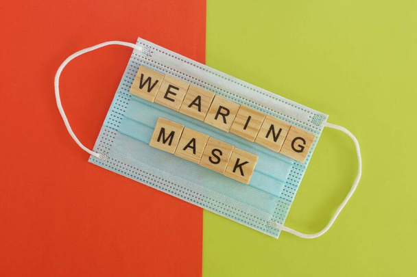 maska obličeje na pozadí barev - Fotografie, Obrázek