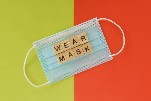 μάσκα προσώπου στο φόντο χρώματος - Φωτογραφία, εικόνα