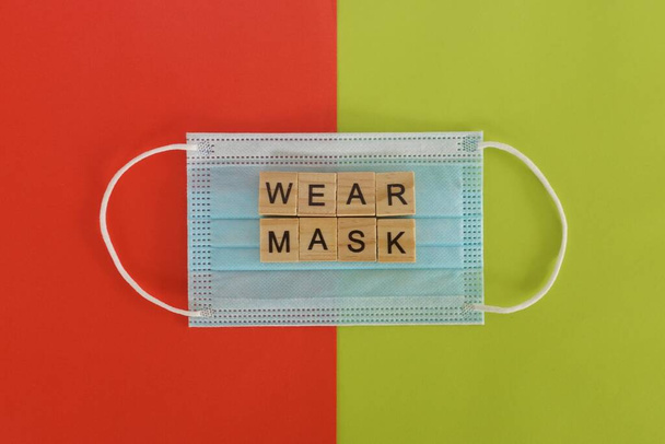 μάσκα προσώπου στο φόντο χρώματος - Φωτογραφία, εικόνα
