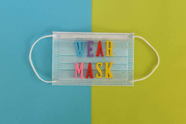 gezichtsmasker op kleur achtergrond - Foto, afbeelding