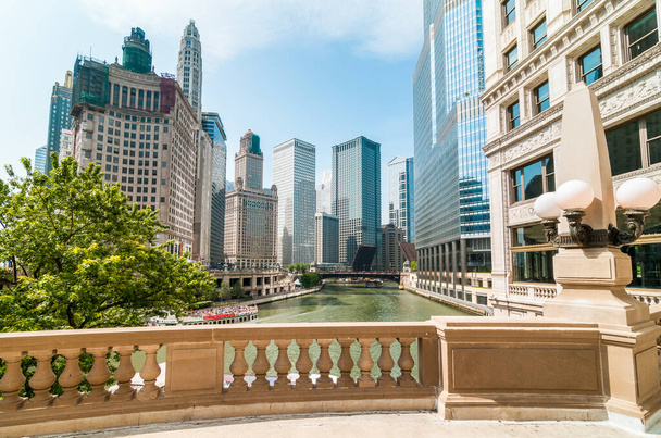 Архитектурный тур Wendella Boat Rides по реке Чикаго в центре Чикаго, США - Фото, изображение