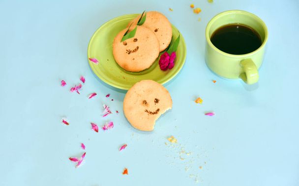 Hymyilevä kasvot evästeet eristetty vaaleansininen tausta - Valokuva, kuva