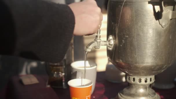 Oříznout člověka vařící čaj v samovaru - Záběry, video