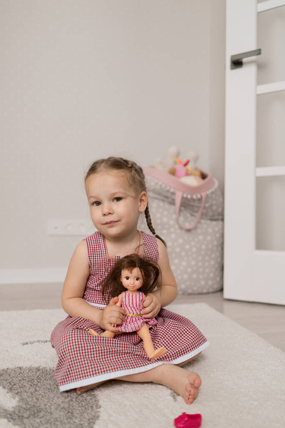 女の子が人形で遊んでいると - 写真・画像