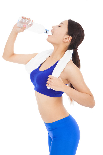 después de hacer ejercicio, bonita mujer bebiendo agua
 - Foto, imagen