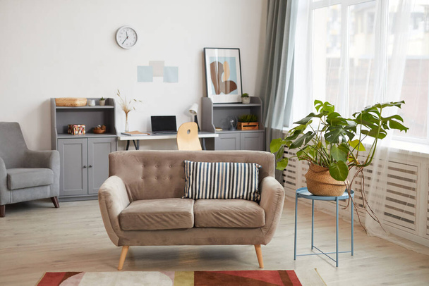 Фонове зображення сучасного домашнього інтер'єру з акцентом на зручний двомісний диван і барвистий килим на передньому плані, місце для тексту
 - Фото, зображення