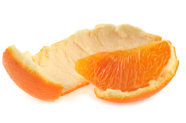 Cáscara suprema y naranja primer plano sobre fondo blanco - Foto, Imagen