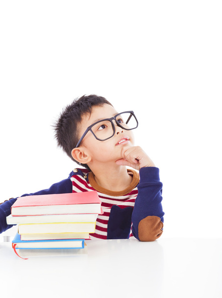 asiatico piccolo ragazzo pensare durante preparare compiti
 - Foto, immagini