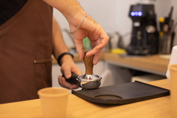 Nahaufnahme Teilansicht von Barista, der Kaffee im Coffee Shop kocht - Foto, Bild