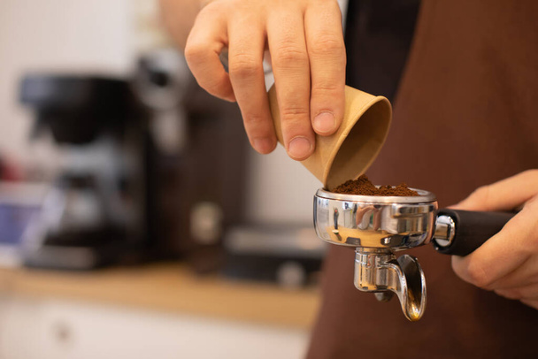 cropped shot of male barista in apron making coffee in coffee shop - Fotoğraf, Görsel