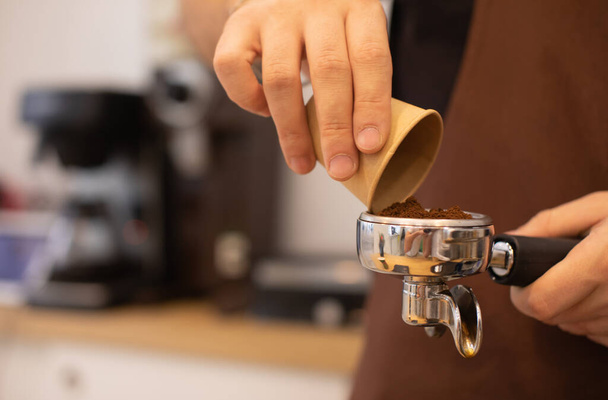 cropped shot of male barista in apron making coffee in coffee shop - Foto, Imagem