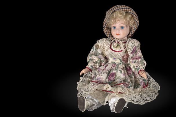 Porcelánová panenka, izolované na černém pozadí - Fotografie, Obrázek