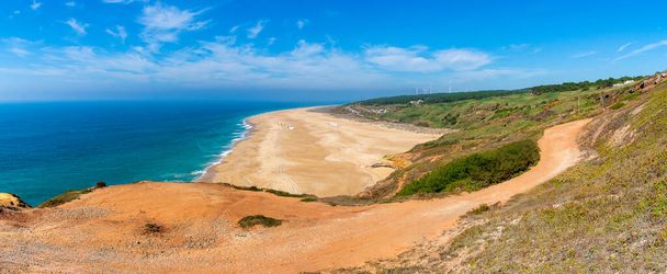 ナザレ・ポルトガル付近の波のビーチと海の風景. - 写真・画像