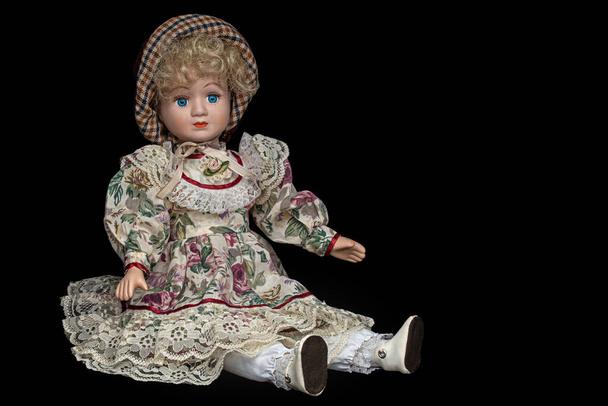 Порцелянова лялька, ізольована на чорному тлі
 - Фото, зображення
