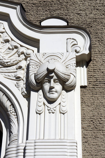 Letonya Riga 'da Art Nouveau stilinde (Jugendstil) bir yapı dekorasyonu.                                  - Fotoğraf, Görsel