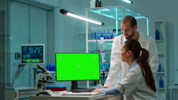 Professionelle Chemiker arbeiten am Computer mit grünem Bildschirm - Filmmaterial, Video
