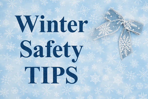 Winter Safety Vinkkejä viesti sininen keula valkoinen lumihiutale sininen lumihiutale kuvioitu materiaali - Valokuva, kuva