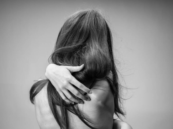 Ritratto fotografico in bianco e nero di donna con schiena nuda vista ritagliata - Foto, immagini